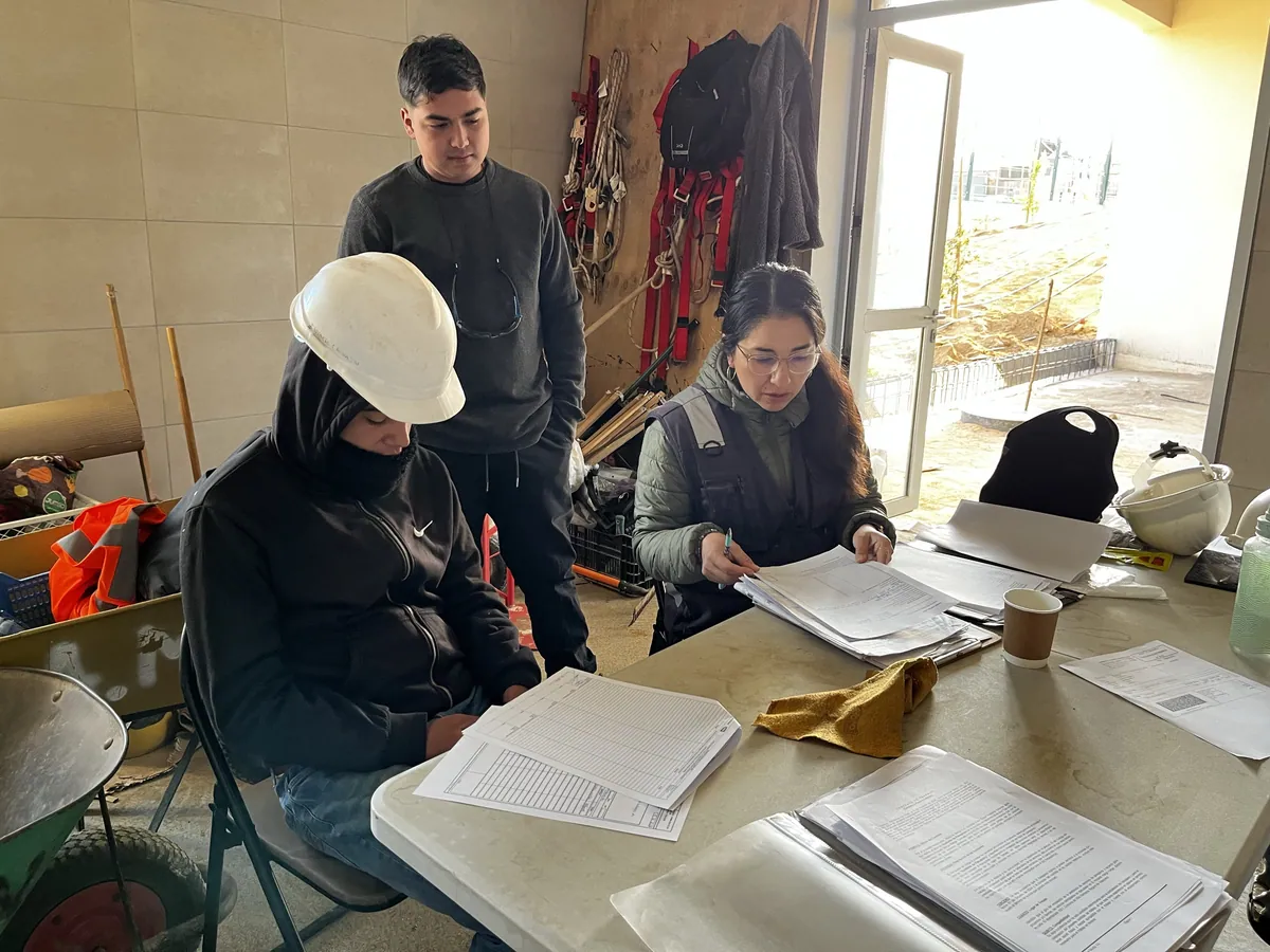 Equipo de AM Paisajismo revisando láminas de detalle en oficina de obra