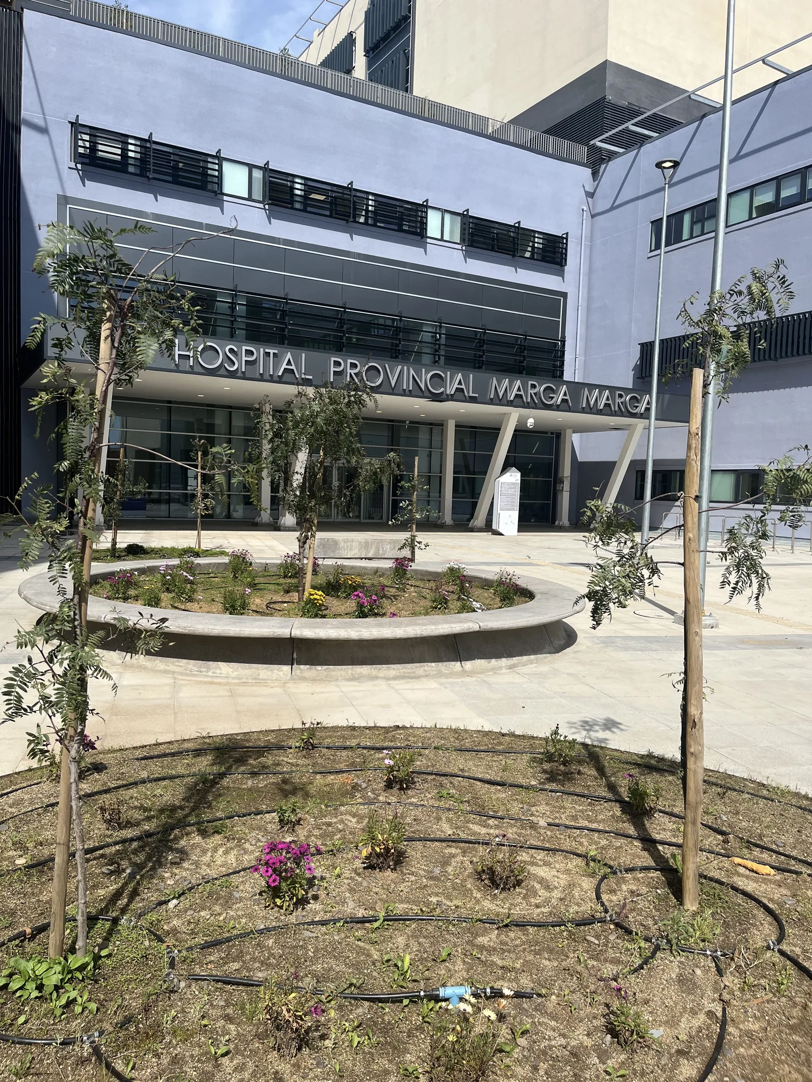 Fachada del Hospital Provincial Marga Marga con las áreas verdes ejecutadas