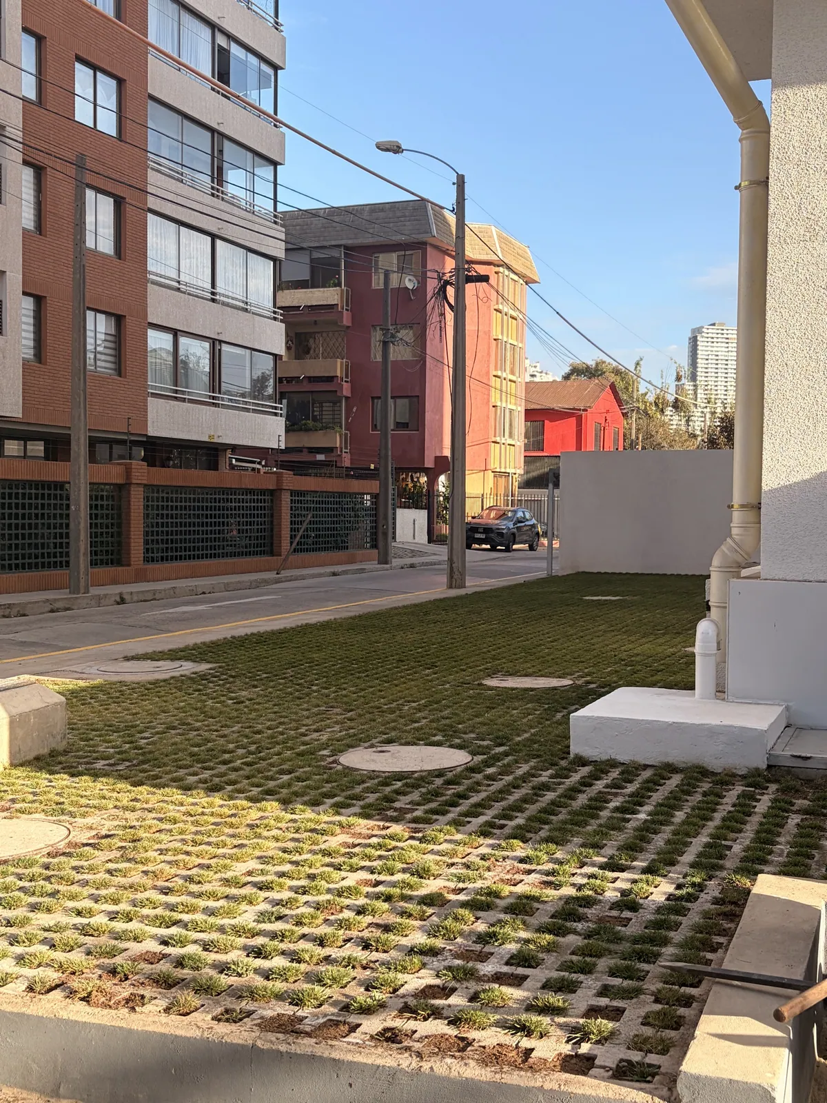 Adoquín-césped en zona de circulación blanda